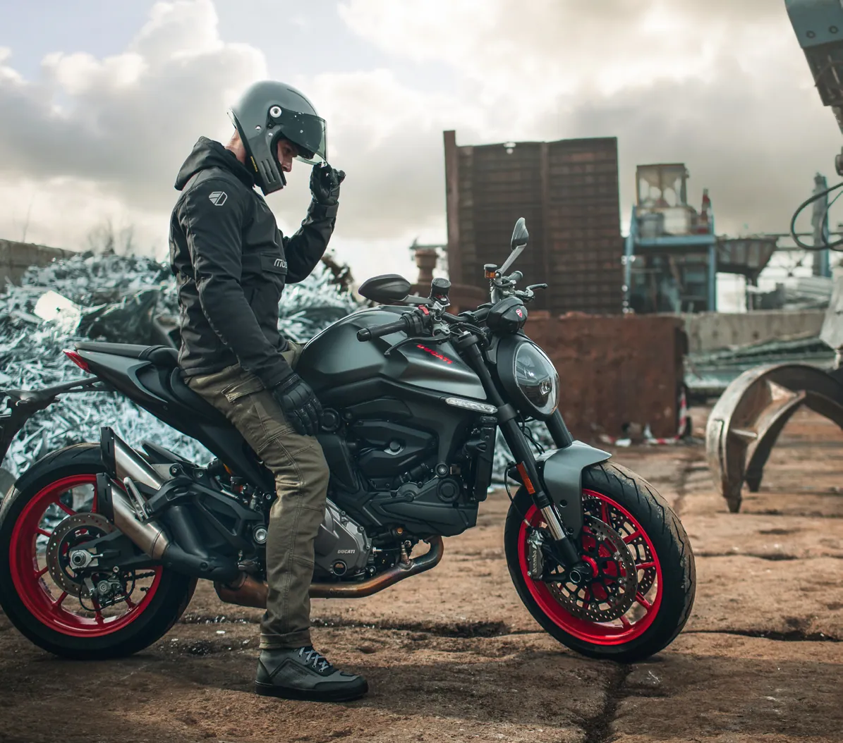 Se puede llevar fuera de la moto
